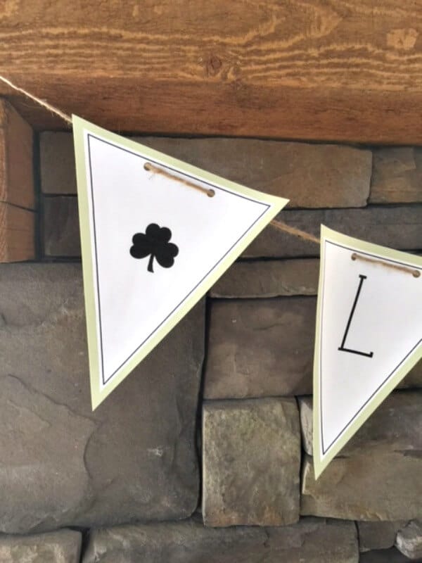 St. Patrick's Day Free Printable Banner. This is so great! | Twelveonmain.com