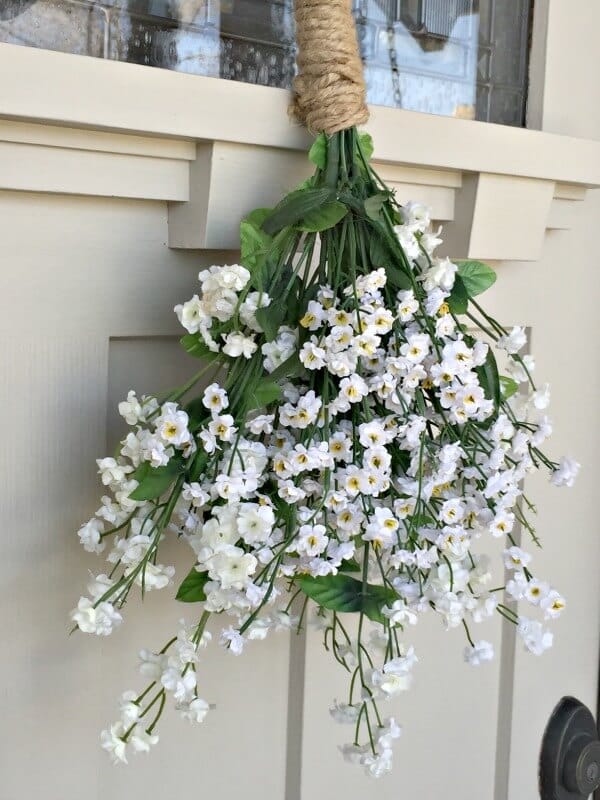 Quick flower spring wreath for spring. Its so great! | Twelveonmain.com