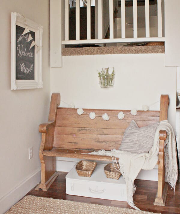 This entry is so full of farmhouse spring decor. 