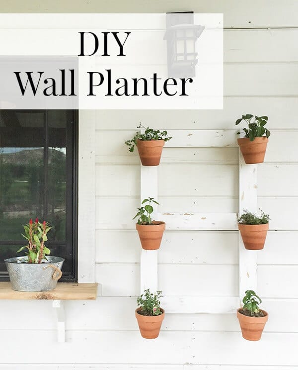 This DIY farmhouse style wall planter is so easy! You've got to check this out.