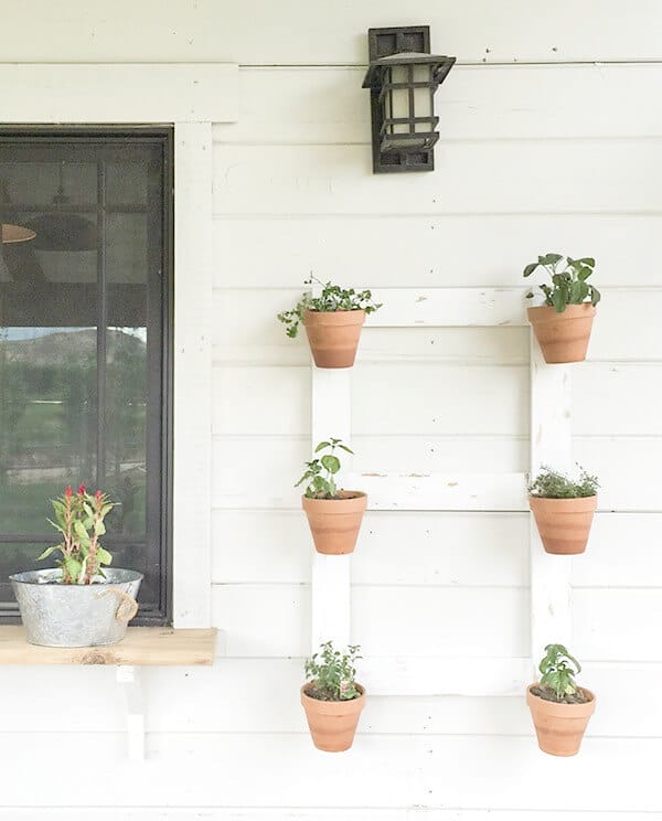 This DIY farmhouse style wall planter is so easy! You've got to check this out.
