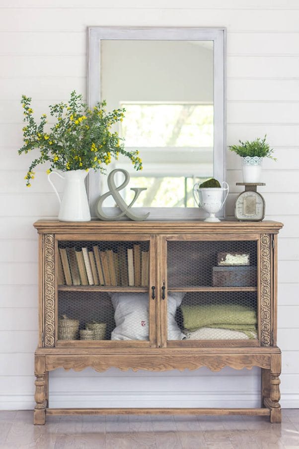 Do you love farmhouse style? Come see how many ways there are to decorate with farmhouse scales. They are so versatile!