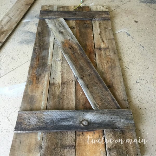 This tutorial on how to make a simple barn door is so easy!  I love the idea of using it as a backdrop!