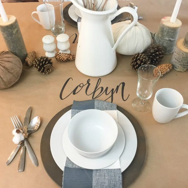 Wow, I love this farmhouse style fall tablescape!
