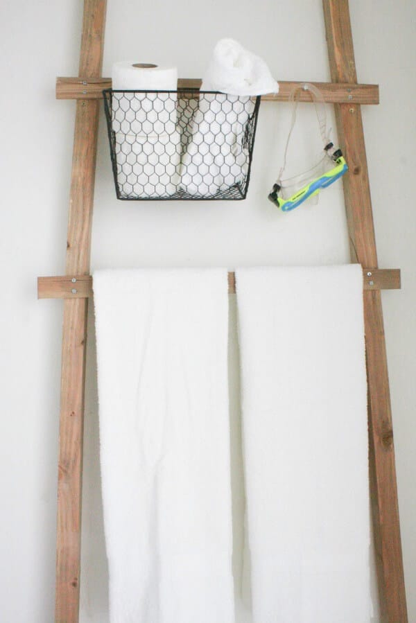 I love this towel ladder storage in this budget friendly bathroom makeover! www.twelveonmain.com