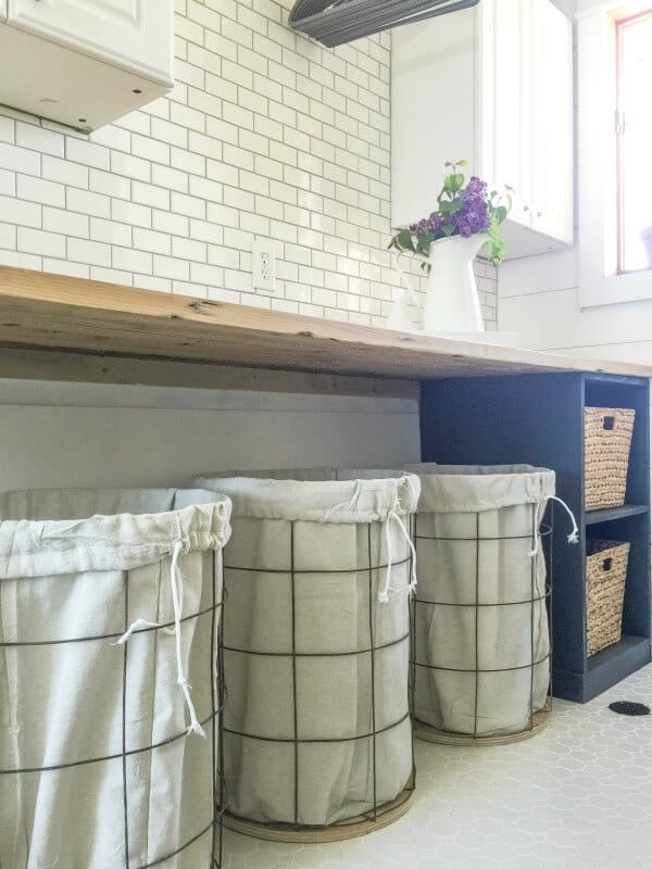 Are you looking for an easy and customizable DIY laundry folding table? This one is perfect!
