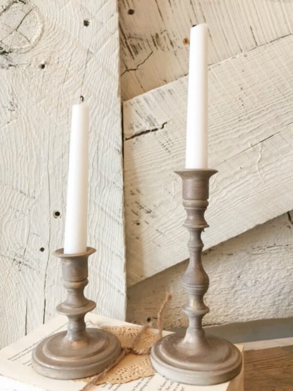 Do you love the farmhouse style? Want to make some amazing DIY farmhouse candlesticks with chalkpaint? It is a simple home decor project!