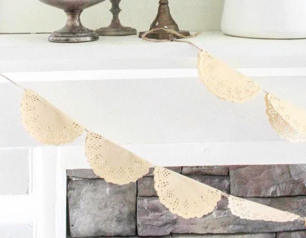 Do you have 10 minutes? Well, then you have enough time to make these simple and easy DIY doily garland! Its a quick and easy DIY project!