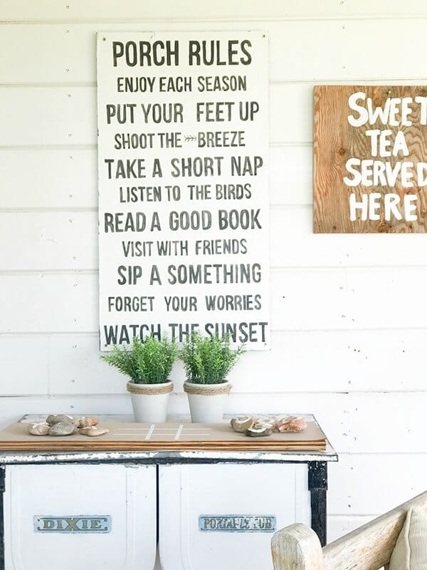 Love how they used this vintage laundry washtub in their farmhouse summer porch decor.