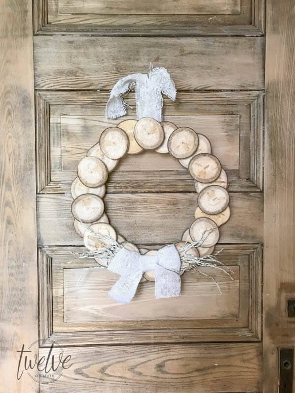 Use those popular wood slices to your advantage and make yourself a wood slice wreath today!