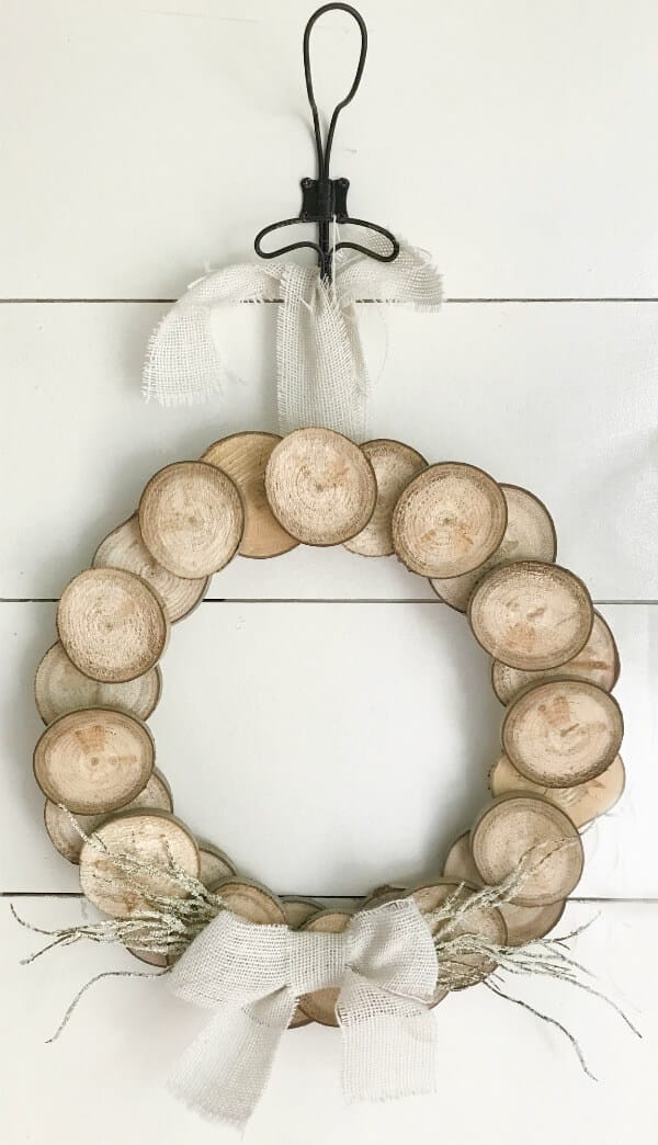 I love this easy DIY wood slice wreath! With its rustic wood detail and neutral farmhouse style its perfect for any space! These are so easy to make and they can look great for fall, or any time of year! Make one for yourself! 