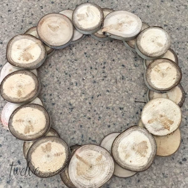 I love this easy DIY wood slice wreath! With its rustic wood detail and neutral farmhouse style its perfect for any space! These are so easy to make and they can look great for fall, or any time of year! Make one for yourself! 