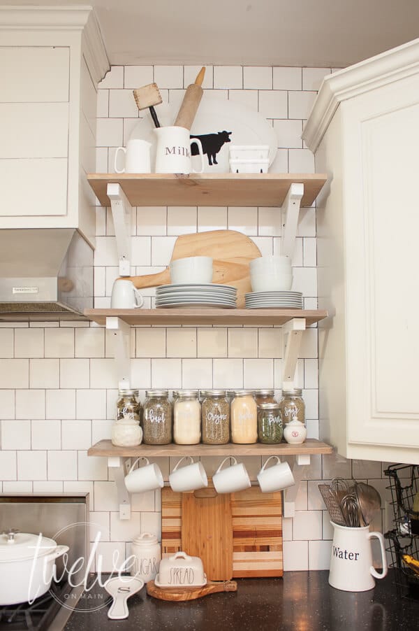 Create decorative wall shelves like professional designers with these simple tips!