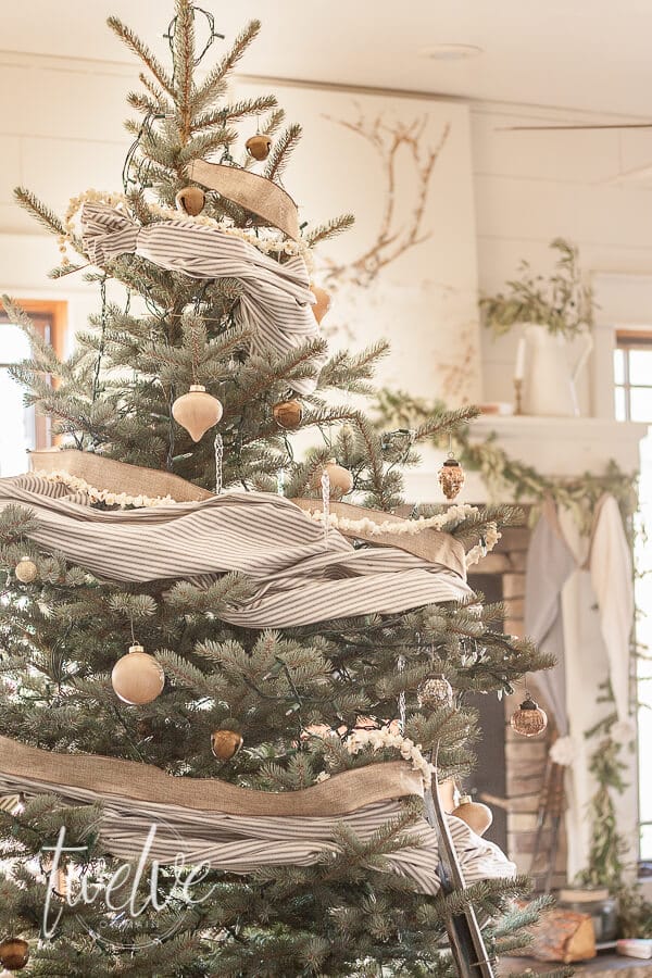 This farmhouse style Christmas tree combines texture, hygge, nature inspired elements, and some of that classic popcorn garland! Check it our for yourself!