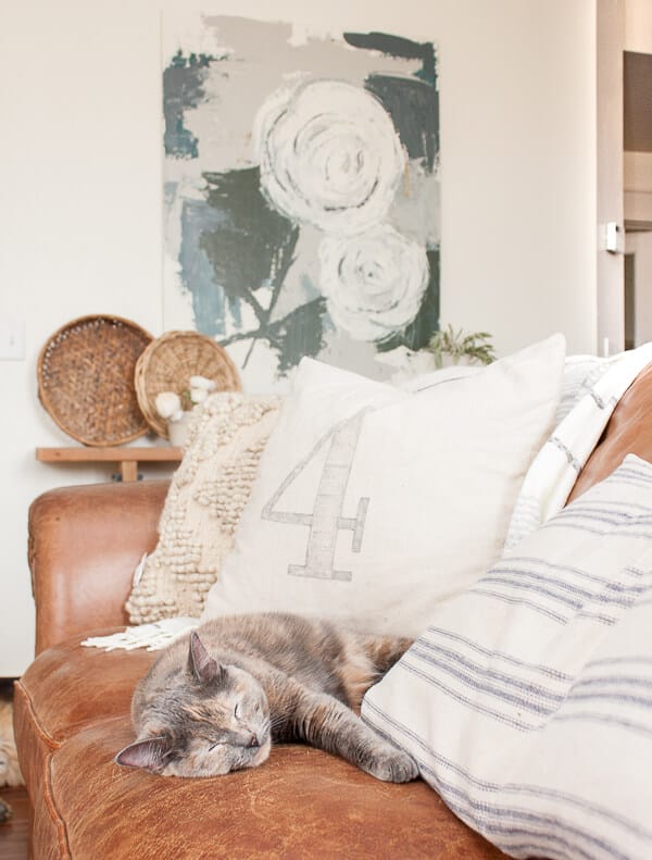 OMG I am dying. That cat, that artwork! This home is so full of charm and farmhouse spring home decor!