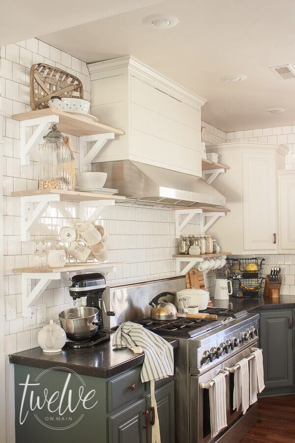 Farmhouse tile backsplash in the kitchen. These simple farmhouse tiles are so simple and beautiful! Come see more farmhouse tiles ideas here!