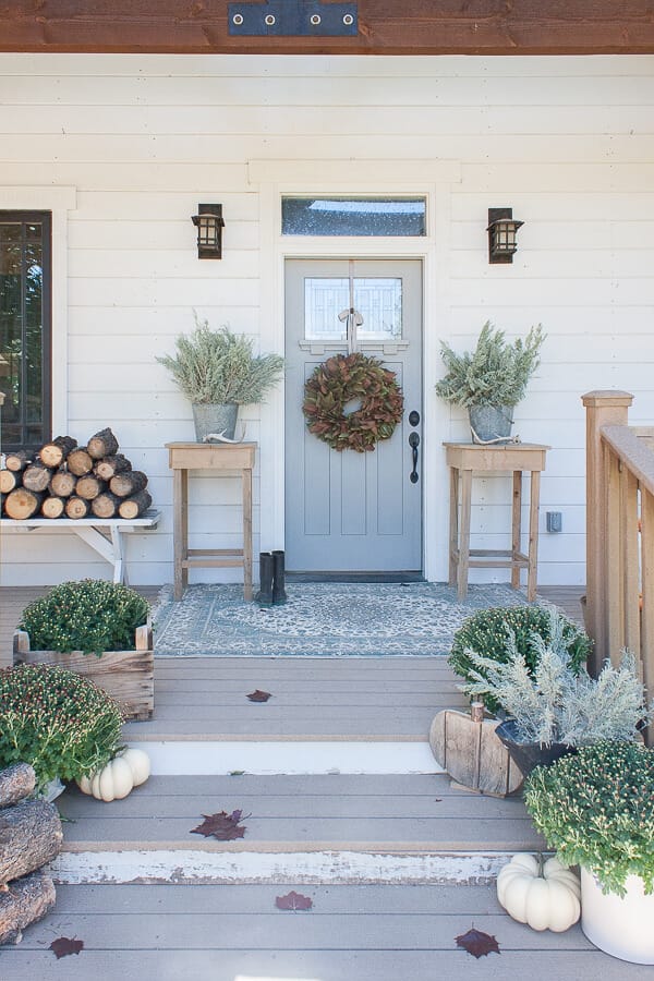 Fall decor on the porch without any real pumpkins? Its crazy but its true!