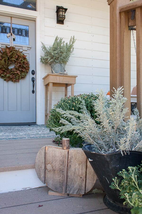 Fall decor on the porch that you will drool over