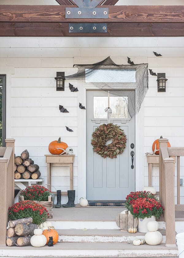 Chic and stylish Halloween home decor! I love this porch decorated for Halloween!
