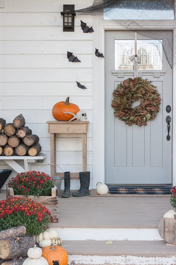 Super cute Halloween porch decor