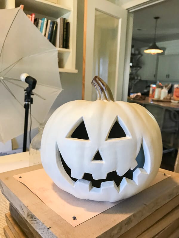 How to paint plastic jack-o-lanterns for chic Halloween decor