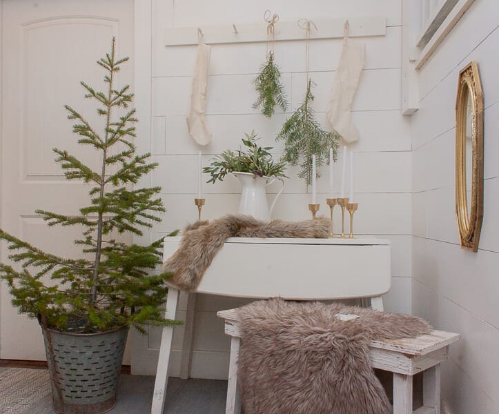 The perfect elements of Scandinavian Christmas decor. Take a step back, simplify your Christmas decor. it is so freeing.