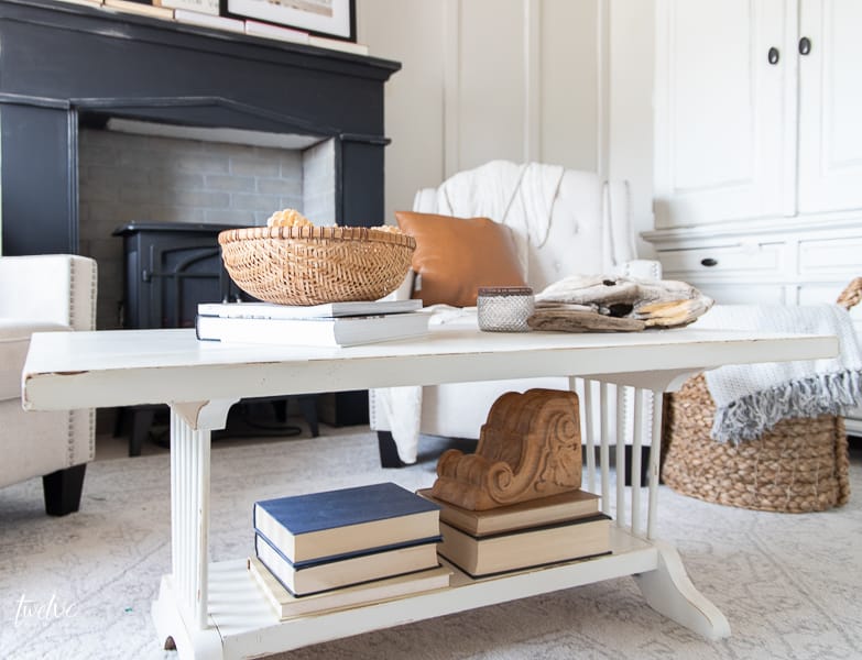 How to decorate a coffee table like a professional with these 5 elements!