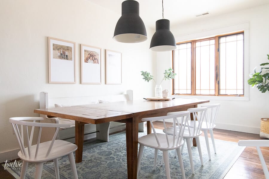 Modern farmhouse style dining room with white spindle modern farmhouse style dining chairs that are gorgeous!