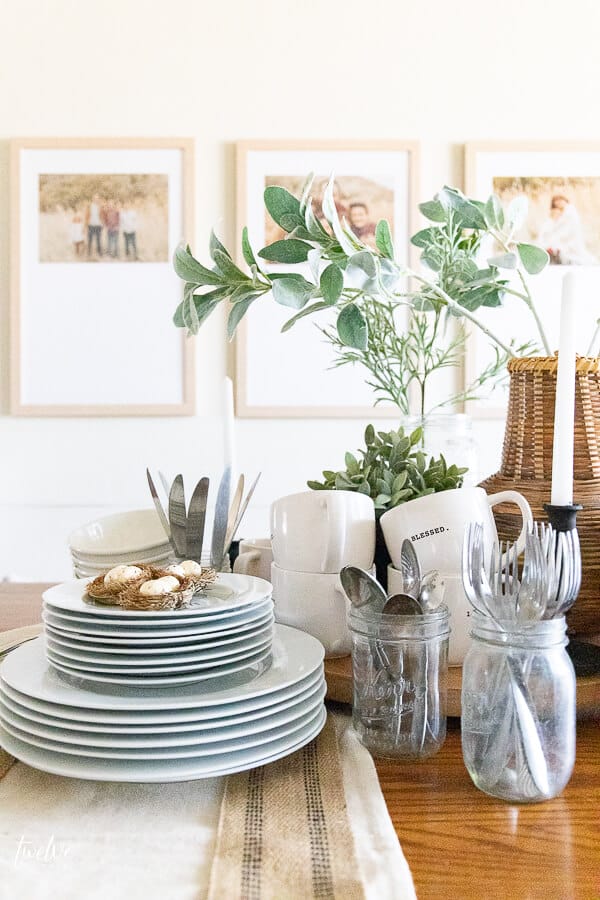 Gorgeous laid back spring tablescape that is functional and perfect for entertaining!