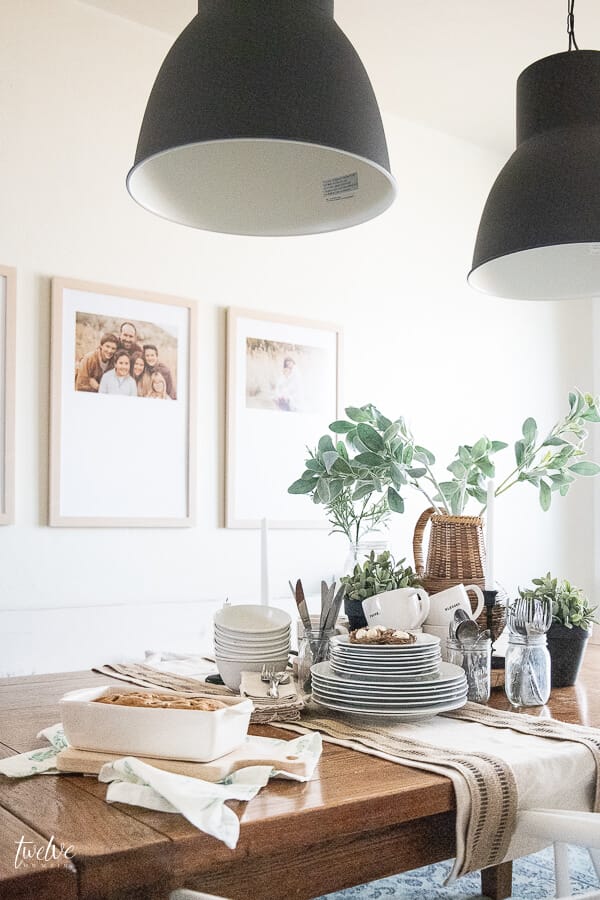 Gorgeous modern farmhouse dining room featuring a stylish laid back spring tablescape that makes entertaining a breeze!