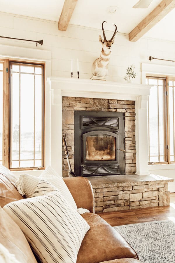 Beautiful spring fireplace and mantel. Simple spring decor ideas that are easy to add to your home.