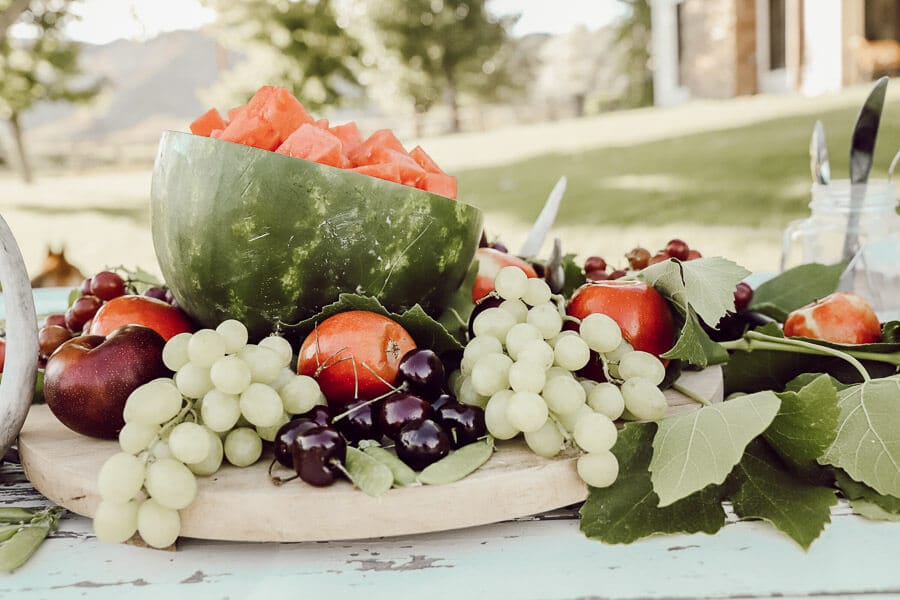 Gorgeous summer tablescape ideas!  Try this edible summer centerpiece out!  Its so fun and so delicious!