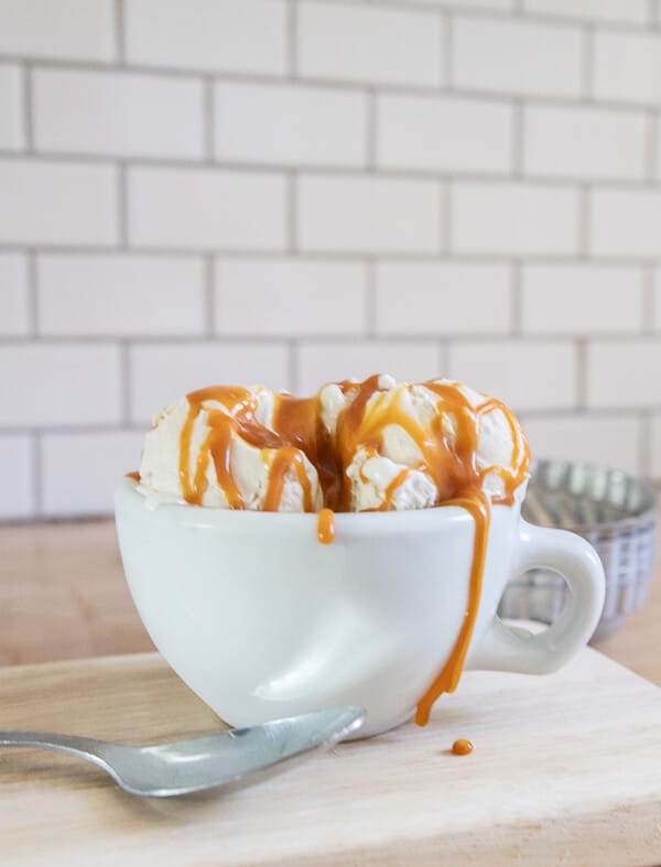 Ooey gooey homemade caramel topping?  Yes please!  Make this easy 3 ingredient caramel sauce right now!  Use it on ice cream, cakes, pies, or just with a spoon!  This is so easy to make and tastes so good, you will never go back to store bought!