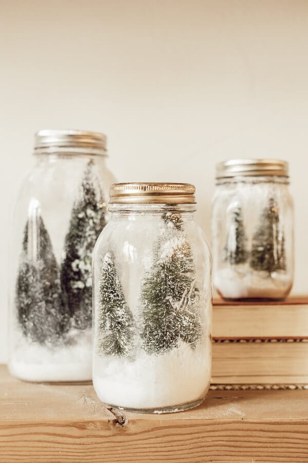 Cute mason jar crafts for Christmas! These mason jar Christmas tree scenes are the perfect addition to your homes Christmas decor!