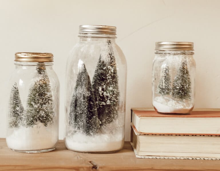 Cute mason jar crafts for Christmas! These mason jar Christmas tree scenes are the perfect addition to your homes Christmas decor!