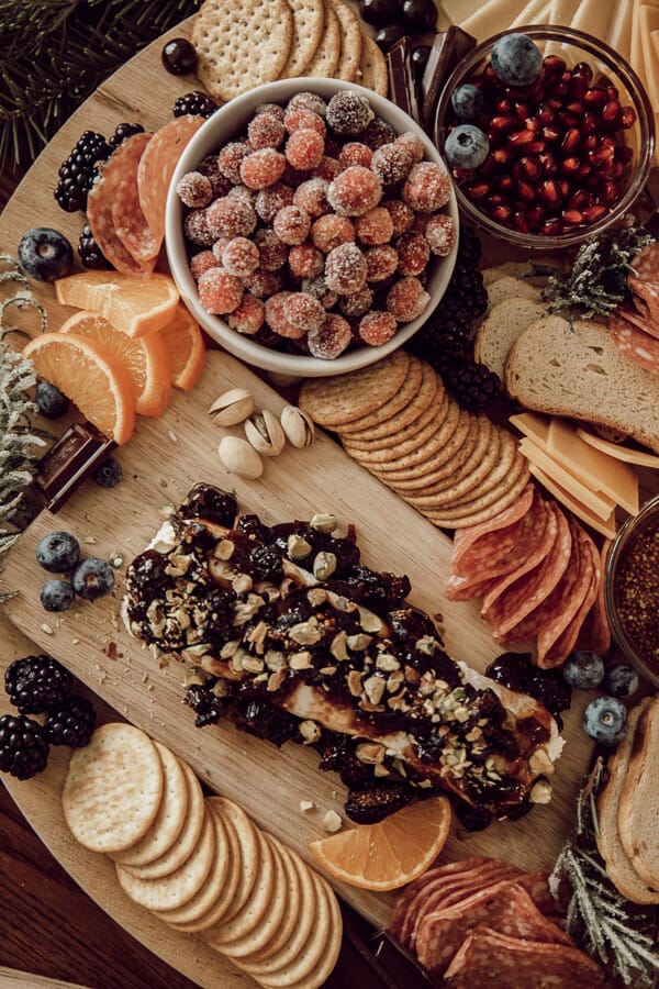 Make this amazingly delicious charcuterie board for the holidays! 