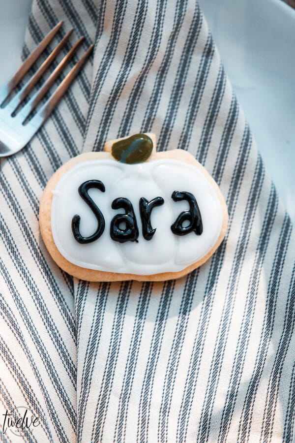 Make these cute cookie Thanksgiving place cards! They are an easy way to add a festive and personal touch to your table this Thanksgiving!