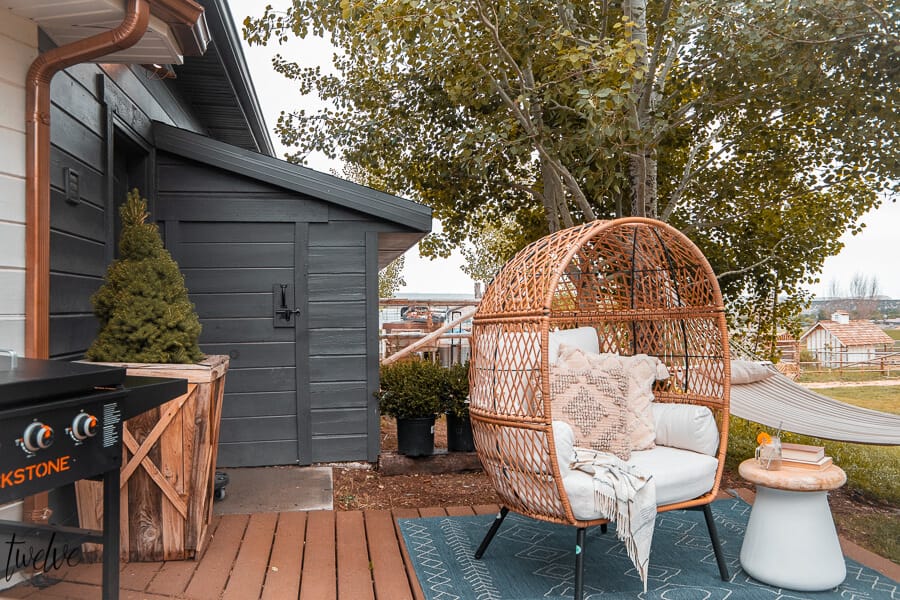 Get this gorgeous egg chair from Walmart as well as the pillows and the rug! Affordable and stylish outdoor furniture ideas, tips and more! I am sharing great backyard patio ideas on the blog and sharing my source for amazing products for less. I got this egg chair, pillows, rug and more at Walmart! 