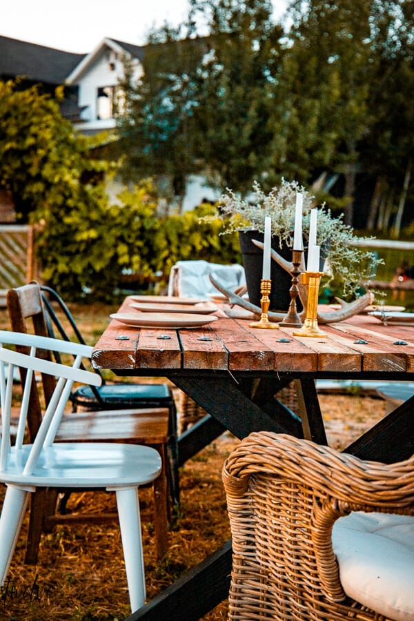 24 outdoor dining and entertaining tips for your backyard. Create a space perfect for your outdoor dining and entertaining needs.