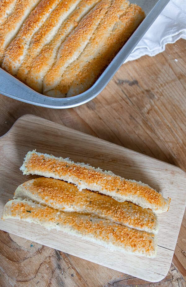 How to make the easiest 1 hour homemade breadstick recipe. These homemade breadsticks are super easy to make and taste amazing!!