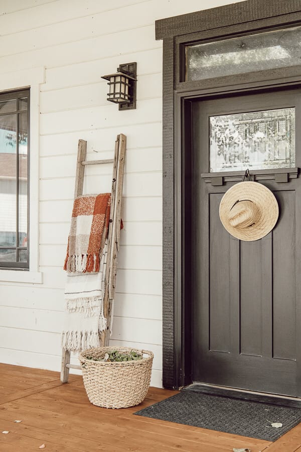 Simple fall front porch decor using items that will bring you from the summer to fall without spending a lot of money!