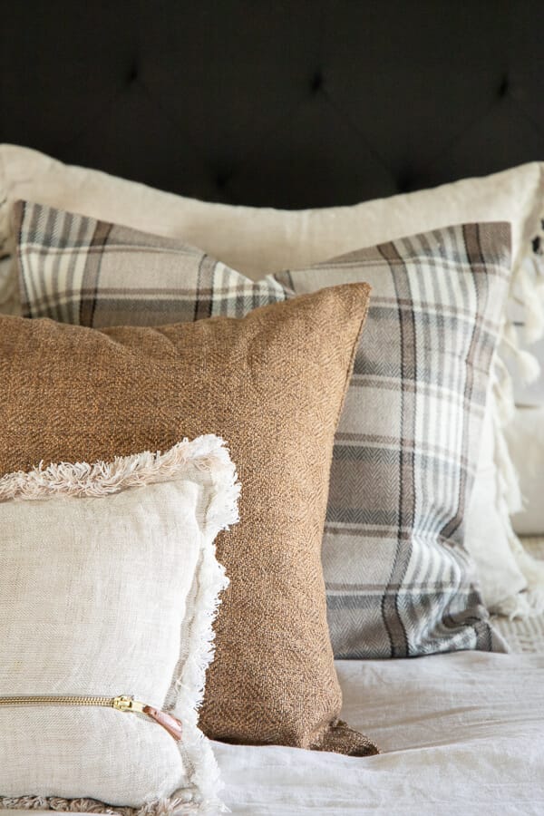 Gorgeous and affordable fall bedding options, perfect for those chilly nights. I am sharing tons of ideas to bring cozy back. Using plaids, soft textures and warm colors to create the ultimate cozy escape.