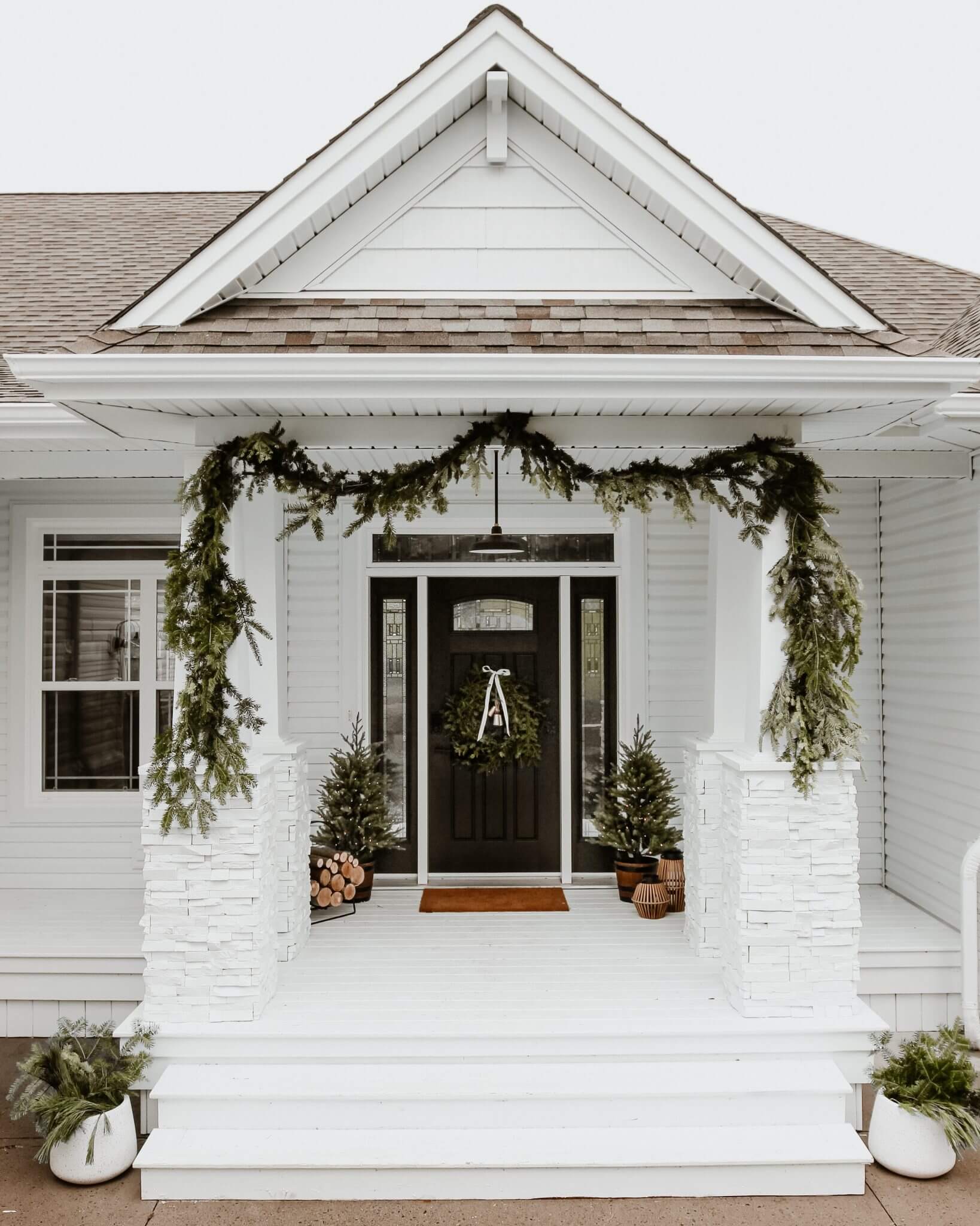 Looking for gorgeous Christmas front porch decor ideas? I have over 100 Christmas porch decor ideas perfect for ny style. Add as much as you love.
