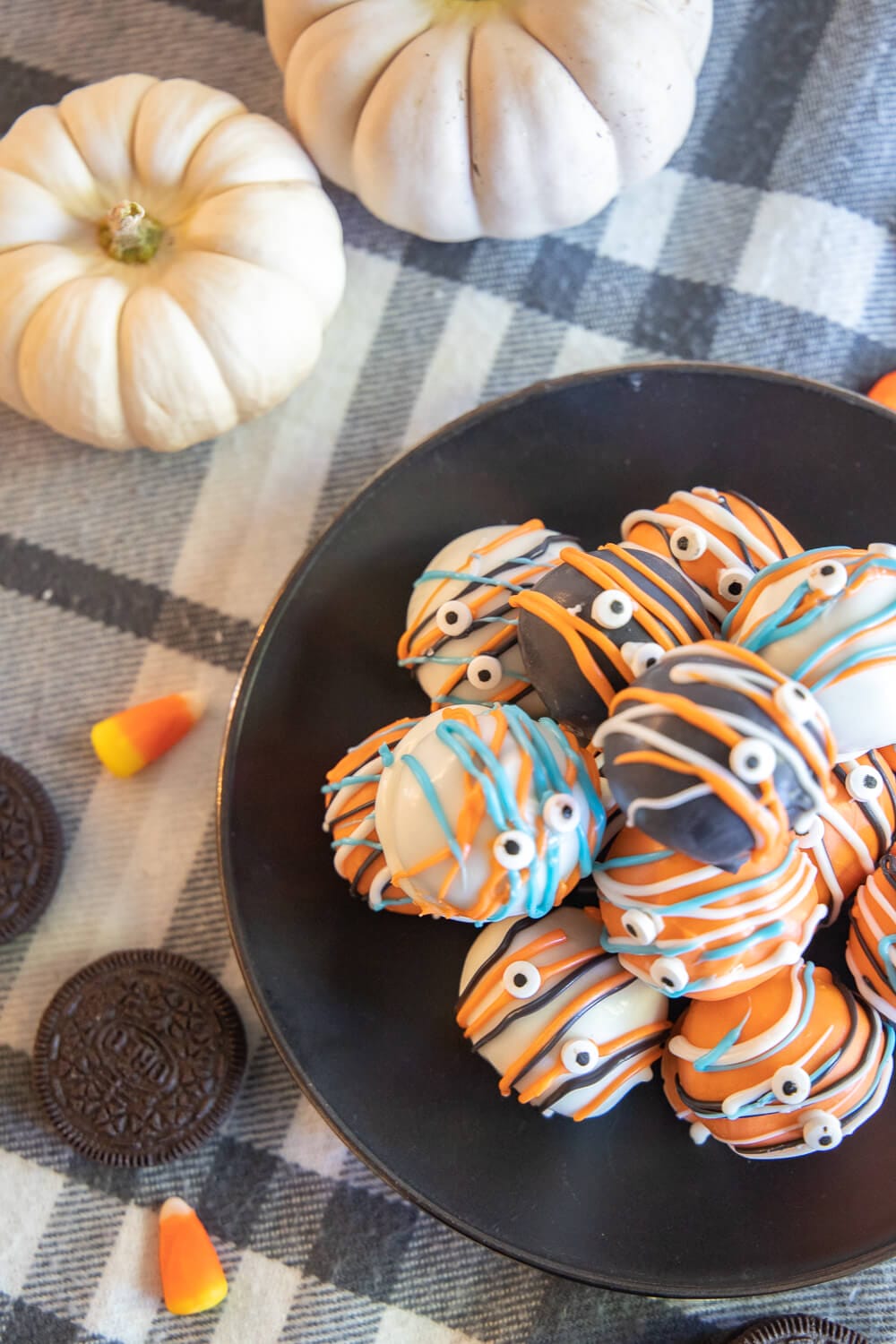 Make these adorable 3 ingredient Oreo balls perfect for Halloween! You can make these 3 ingredient oreo truffle balls for any occasion.