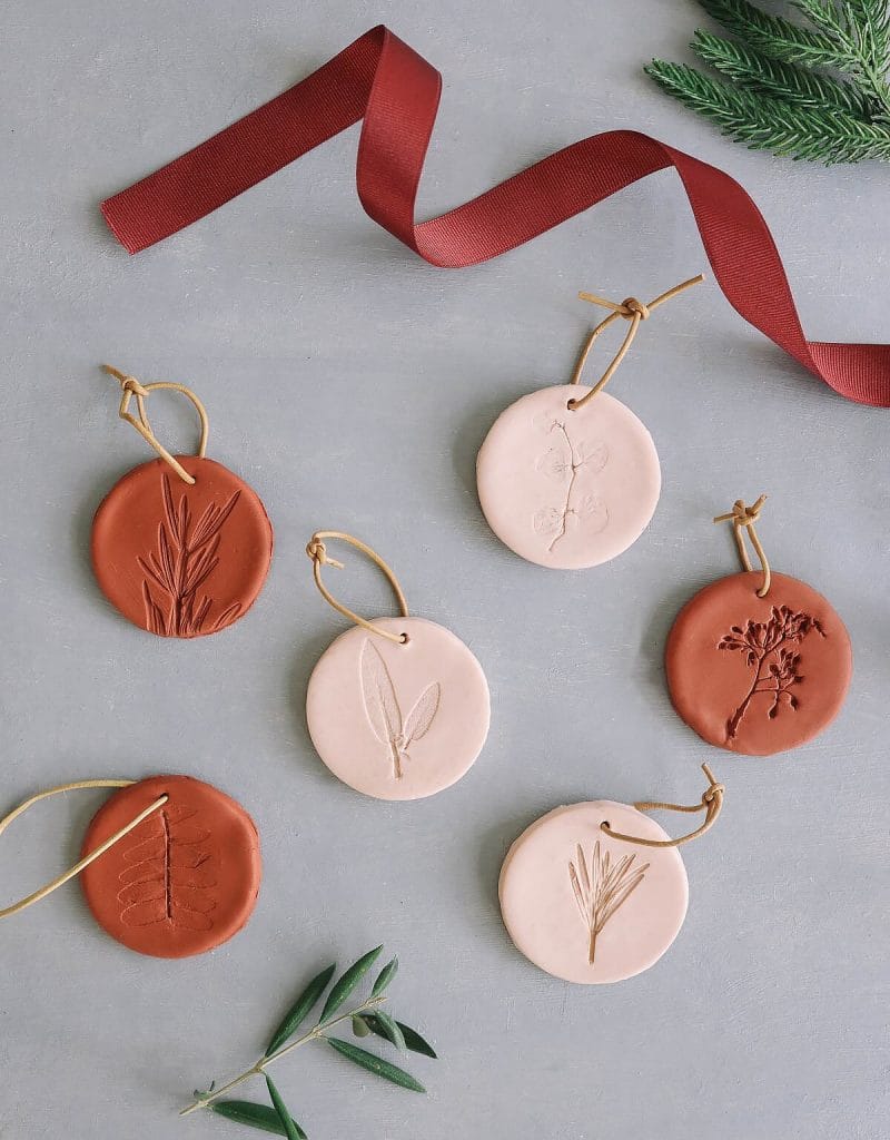 Looking for Christmas tree inspiration? Check out these fun handmade Christmas ornaments and make a few for yourself! Love these!