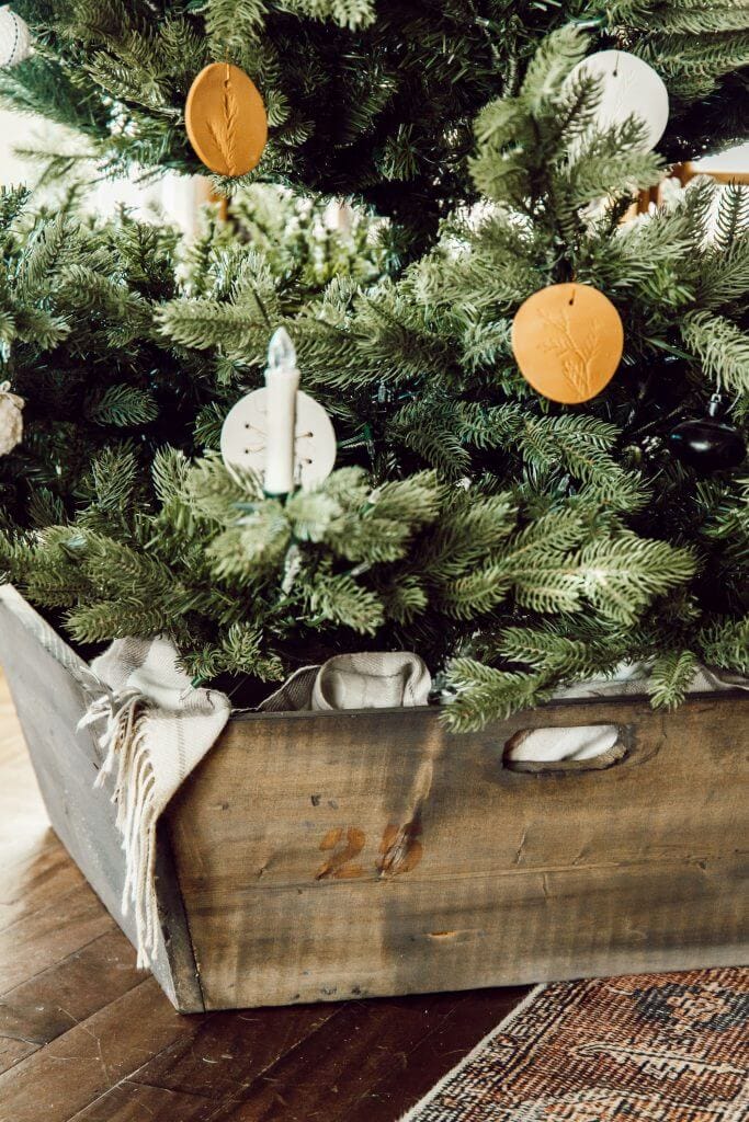 How to make a gorgeous vintage crate inspired wooden christmas tree collar  It is an easy DIY project that you can do in no time.