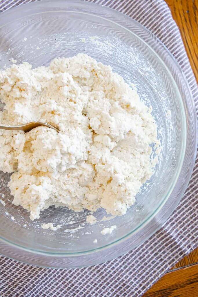 How to make homemade ricotta cheese with three ingredients!  This is a great hack! If you have a gallon of milk,you can have ricotta cheese!