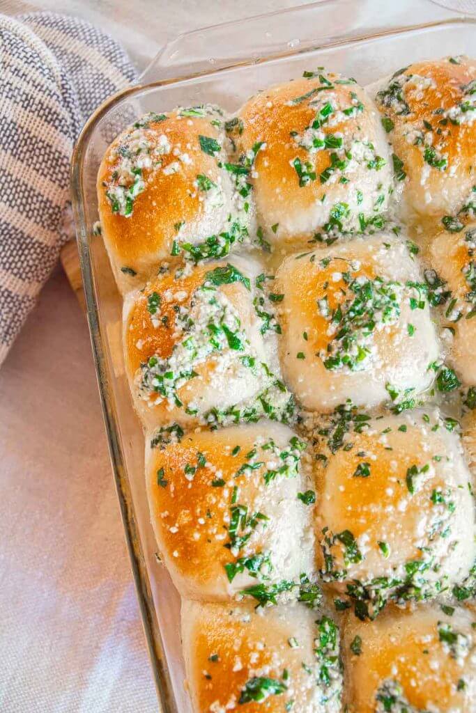 Make these  fresh herb and garlic butter dinner rolls with parmesan cheese in under an hour. They easy dinner rolls are fluffy and soft too.