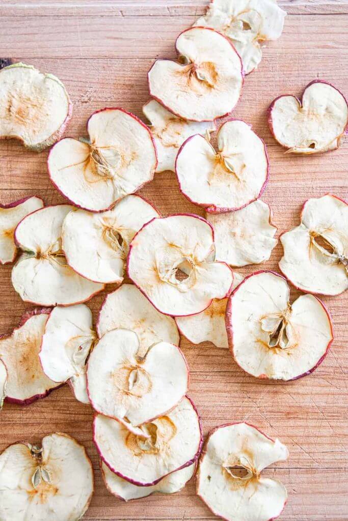How to dry apple slices for decoration. Use them to make holiday garland, Christmas ornaments, a festive wreath and so much more!