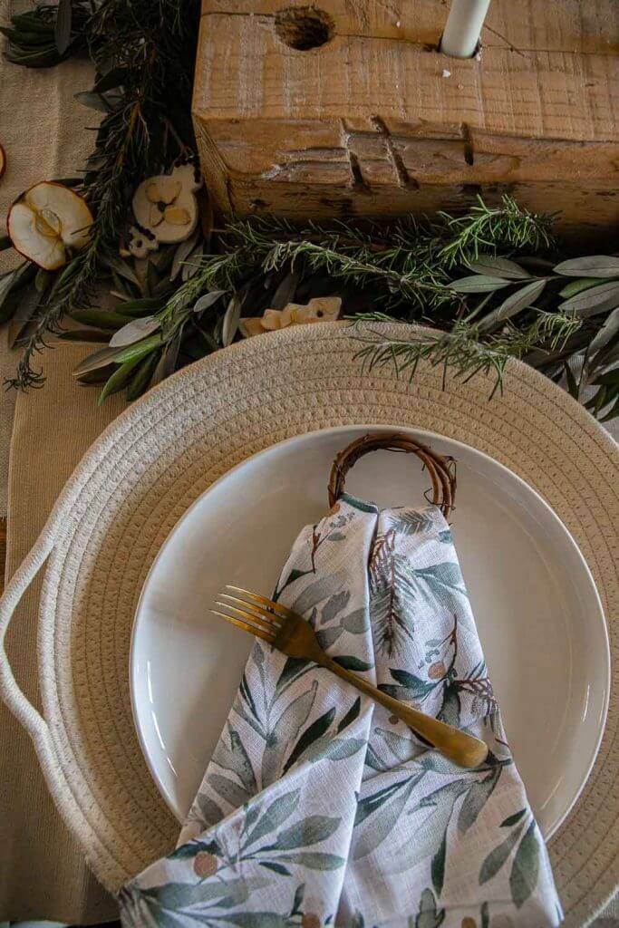 This handmade style holiday tablescape keeps things simple, cozy and inviting by layering textures, adding simple decor items and more.